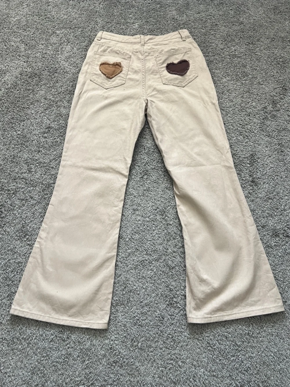 NWOT SHEIN Mod Cream Denim Flare Jeans with Brown Denim Heart Patches - Size 30 - Picture 2 of 11